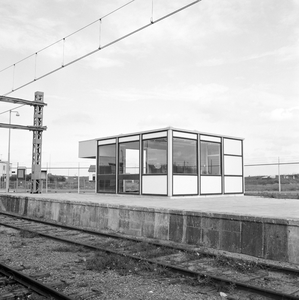 150444 Gezicht op het plaatskaartenkantoor van het N.S.-station Hoek van Holland Strand te Hoek van Holland.